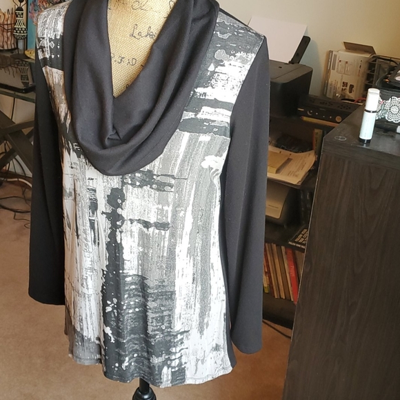 Edista abstract designed tunic size Large - Picture 2 of 7